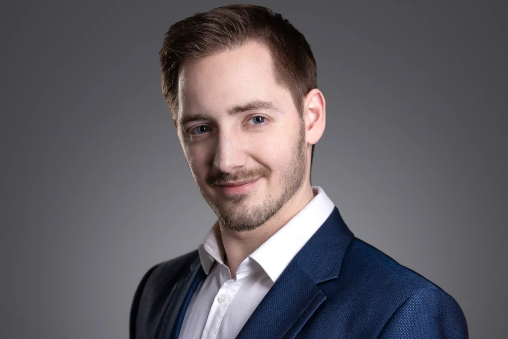 farago-laszlo-headshot-1